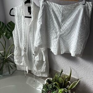 Vera Wang White Eyelet Vest and short ensemble. EUC Sz L-Xl